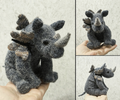[Вязаные игрушки] [AmazingToys] [Анна Батина] Носорог и Бабочка (2026).png